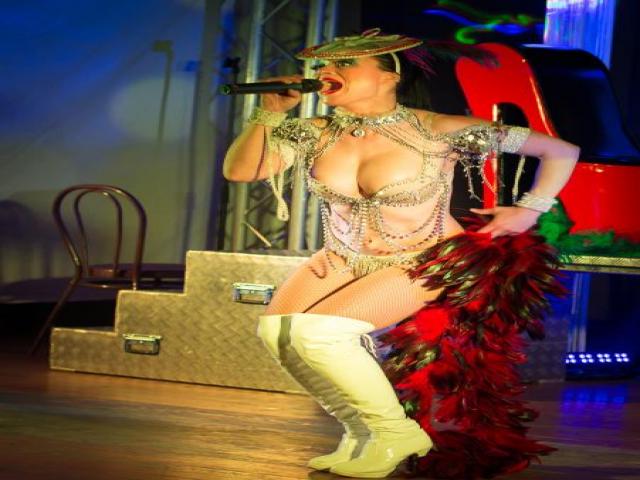 Chanteuse plumes P LR5 (1).jpg